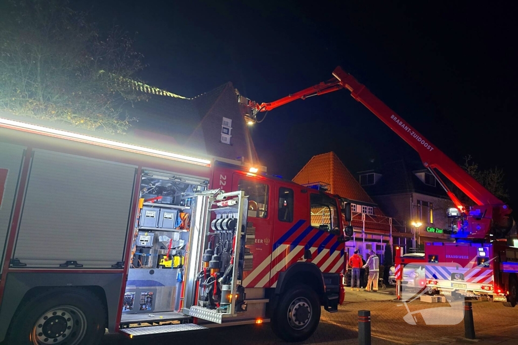 Brandweer blust brand in schoorsteen