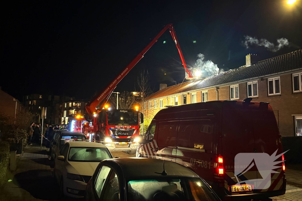Brandweer ontdekt hennepkwekerij tijdens blussen van zolderbrand, bewoner aangehouden