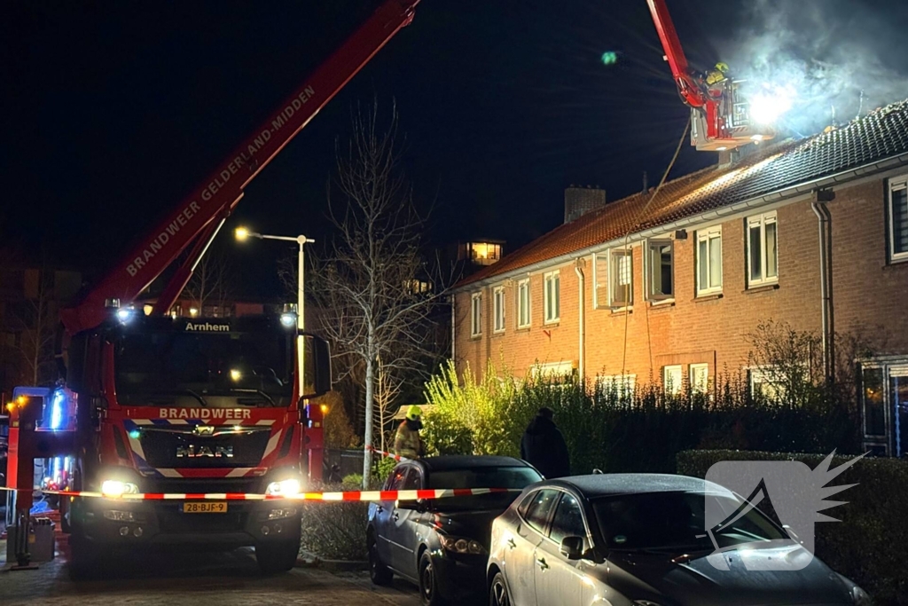 Brandweer ontdekt hennepkwekerij tijdens blussen van zolderbrand, bewoner aangehouden