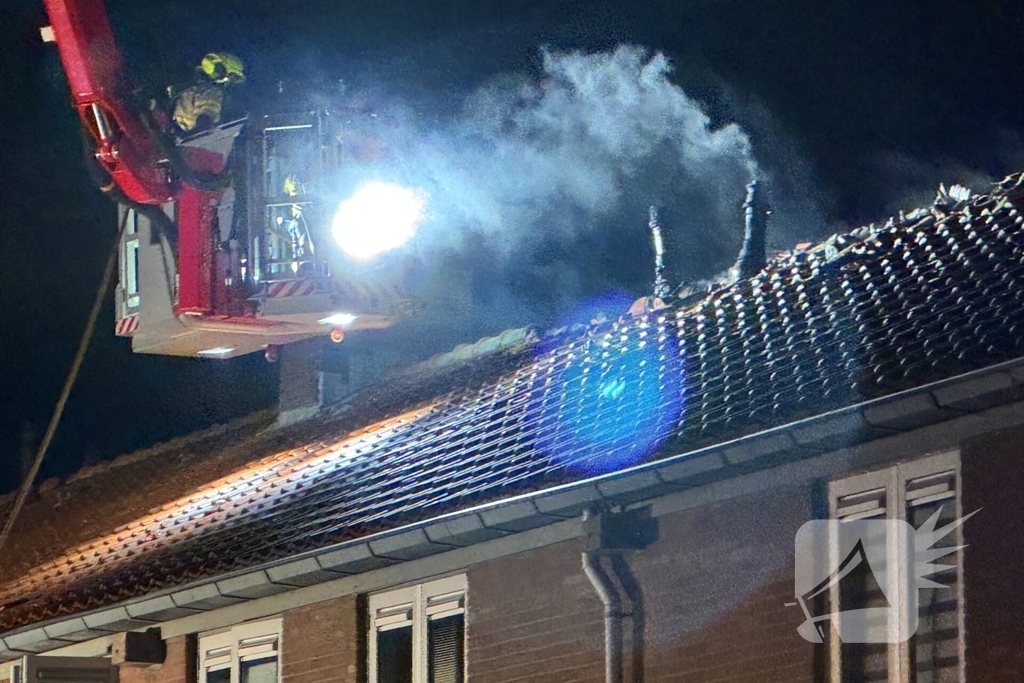 Brandweer ontdekt hennepkwekerij tijdens blussen van zolderbrand, bewoner aangehouden