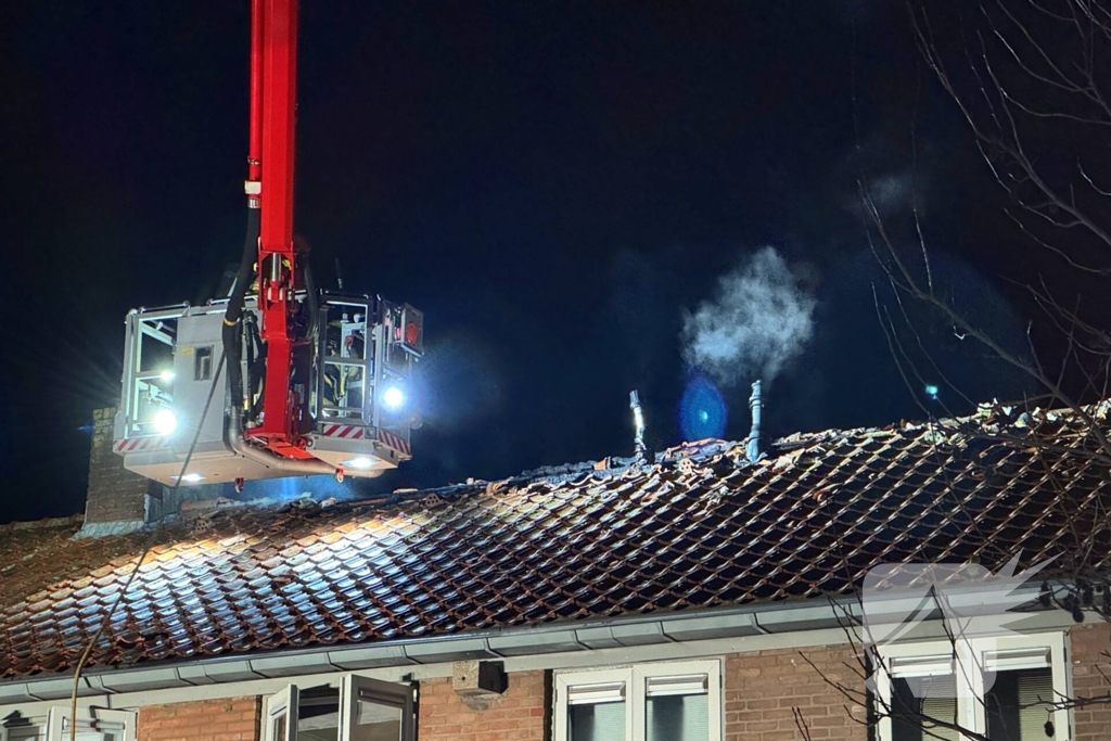 Brandweer ontdekt hennepkwekerij tijdens blussen van zolderbrand, bewoner aangehouden