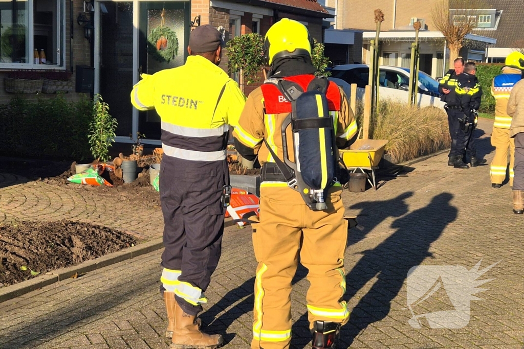 Brandweer graaft in tuin wegens gaslekkage