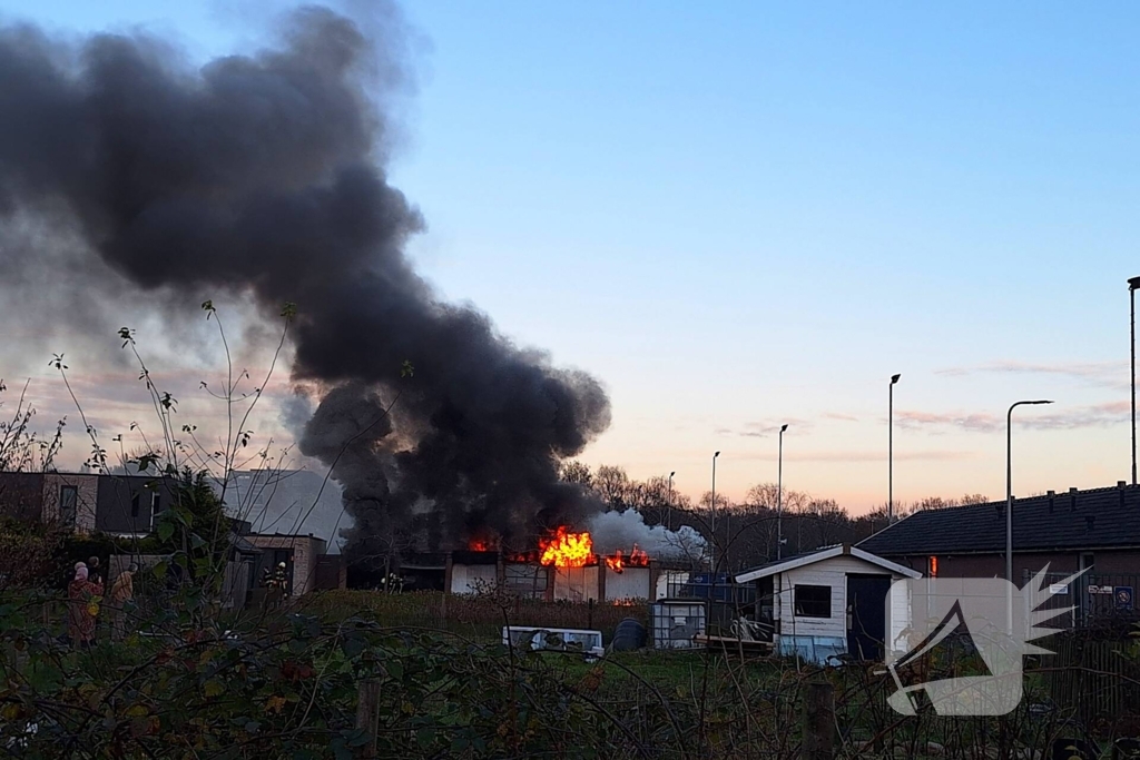 Brandweer trekt terug bij grote brand in garageboxen, instortingen door explosies