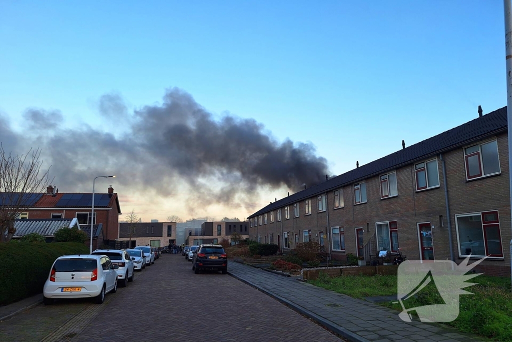 Brandweer trekt terug bij grote brand in garageboxen, instortingen door explosies