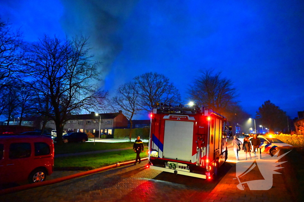 Brandweer trekt terug bij grote brand in garageboxen, instortingen door explosies