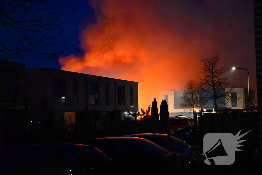 Brandweer trekt terug bij grote brand in garageboxen, instortingen door explosies