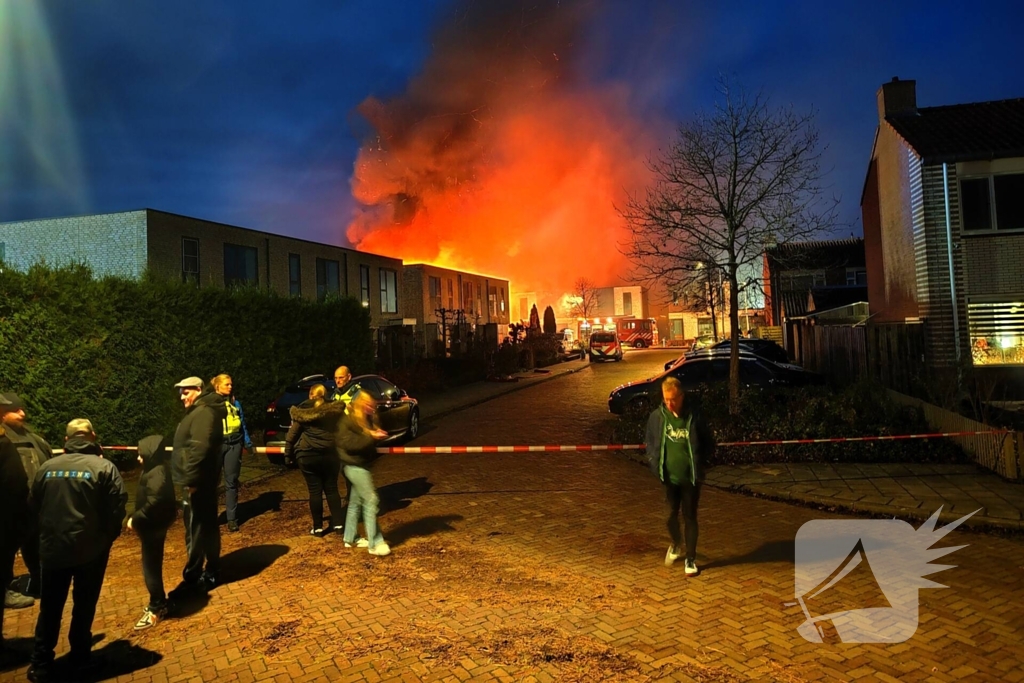 Brandweer trekt terug bij grote brand in garageboxen, instortingen door explosies
