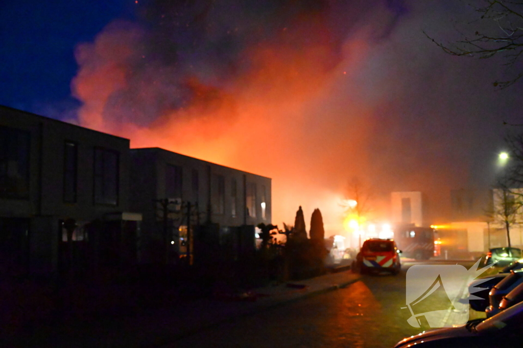 Brandweer trekt terug bij grote brand in garageboxen, instortingen door explosies