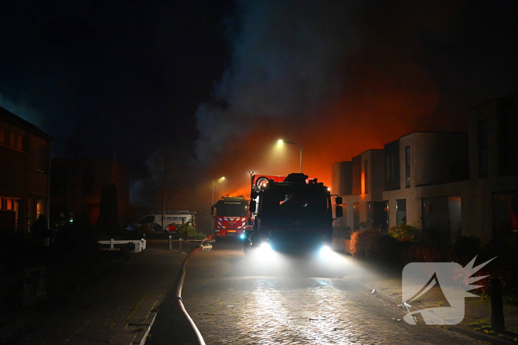 Brandweer trekt terug bij grote brand in garageboxen, instortingen door explosies