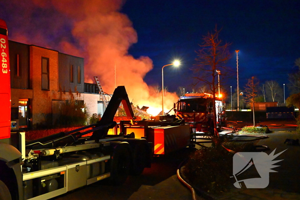 Brandweer trekt terug bij grote brand in garageboxen, instortingen door explosies