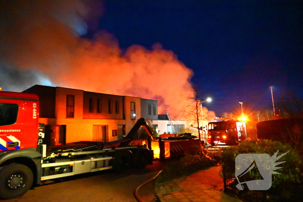 Brandweer trekt terug bij grote brand in garageboxen, instortingen door explosies