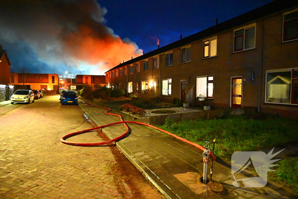 Brandweer trekt terug bij grote brand in garageboxen, instortingen door explosies