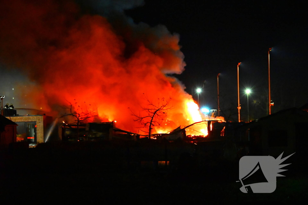 Brandweer trekt terug bij grote brand in garageboxen, instortingen door explosies