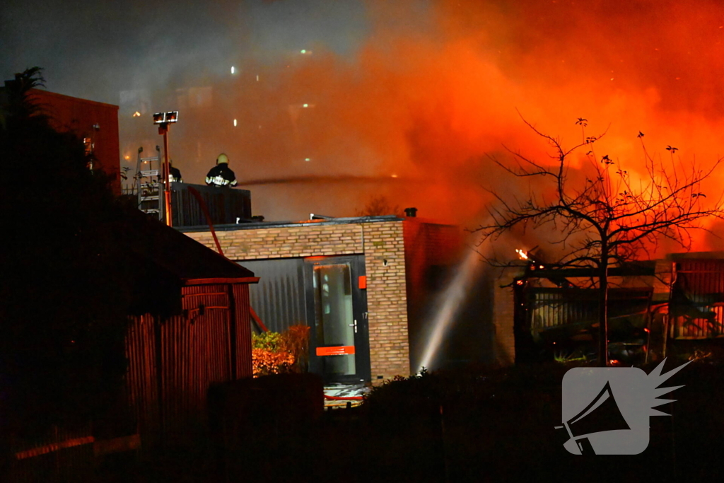 Brandweer trekt terug bij grote brand in garageboxen, instortingen door explosies