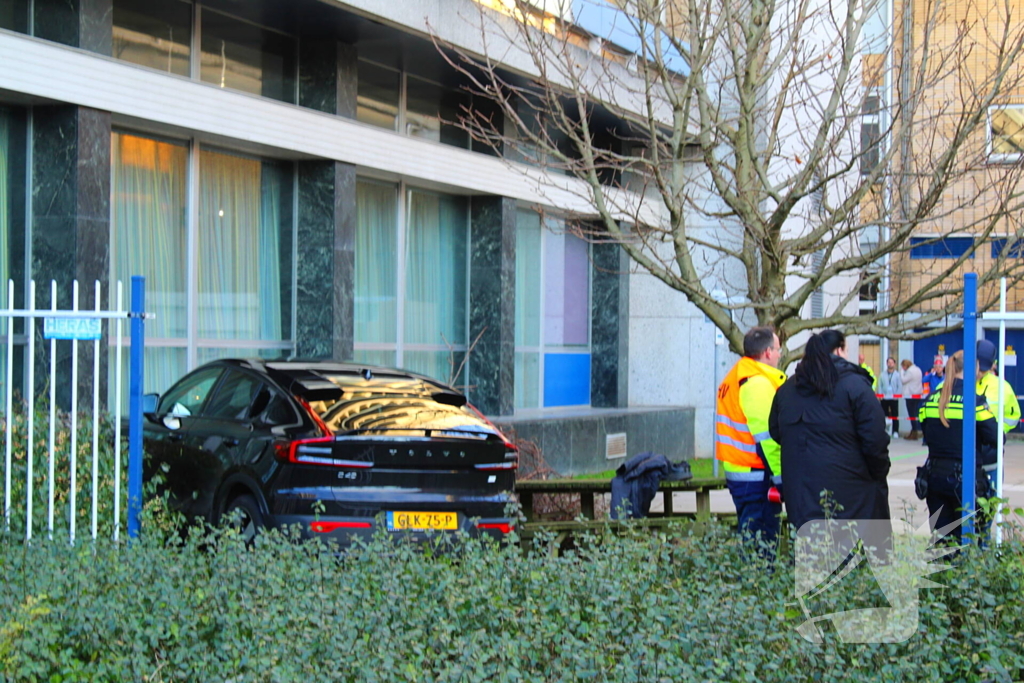 Automobilist komt tegen pand tot stilstand