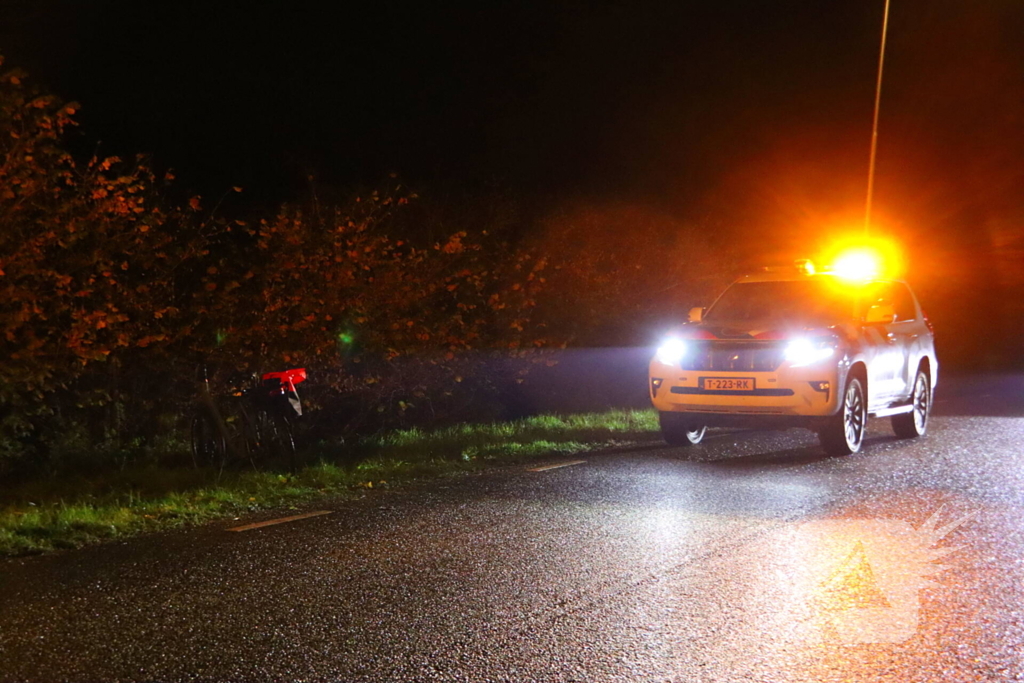 Fietser komt hard ten val