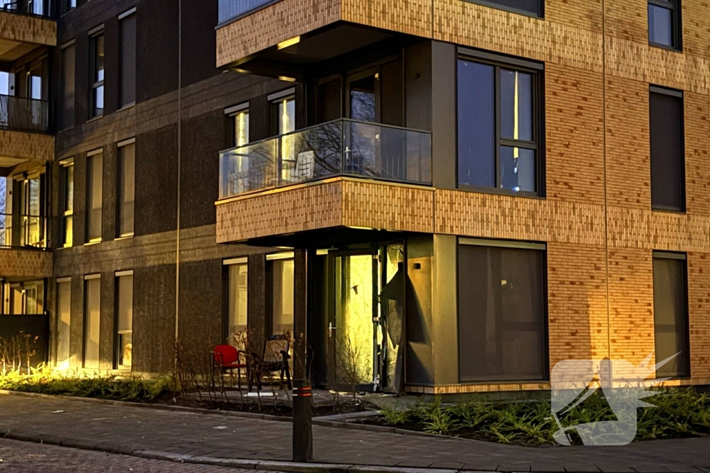 Gevel appartementencomplex beschadigd door explosie