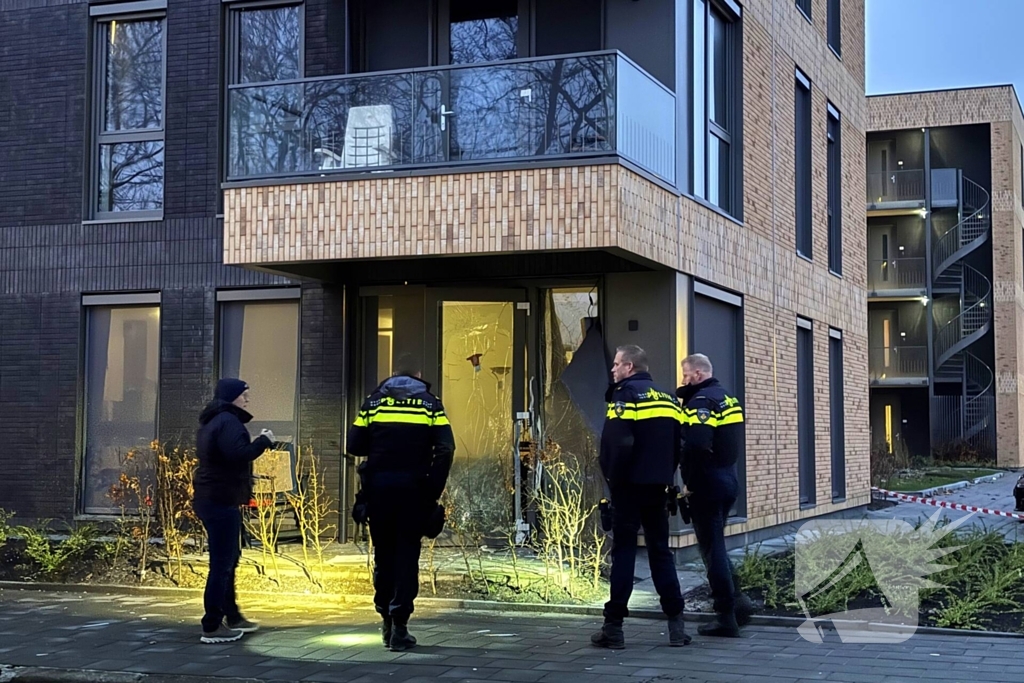 Gevel appartementencomplex beschadigd door explosie