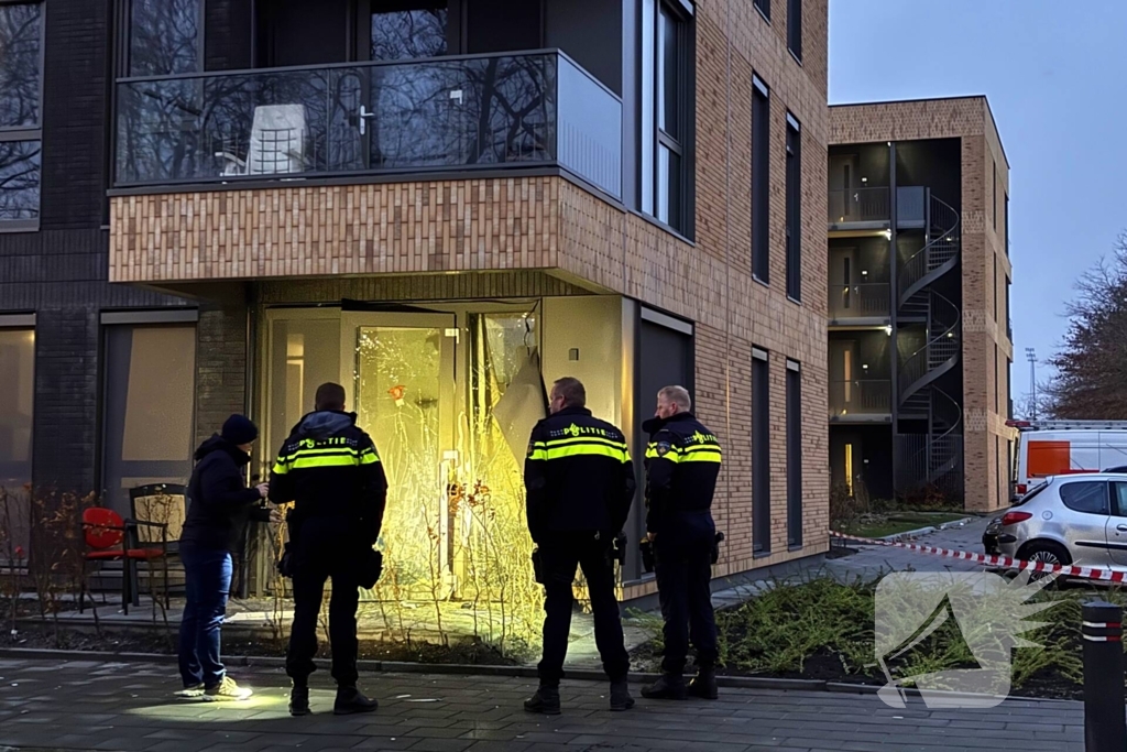Gevel appartementencomplex beschadigd door explosie