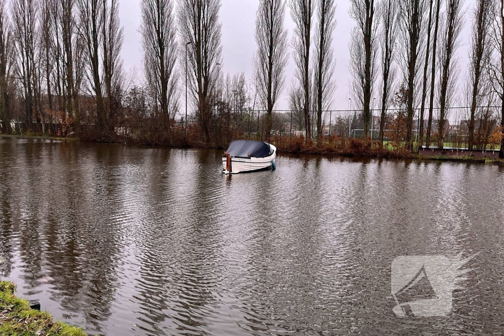 Losgeslagen boot blokkeert vaarroute