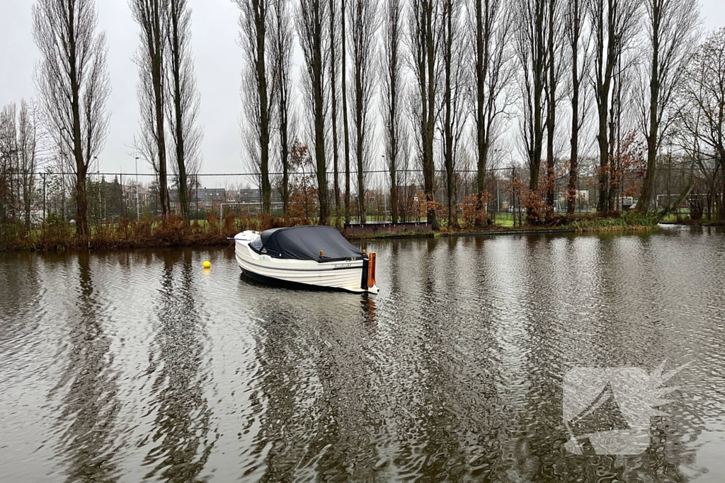 Losgeslagen boot blokkeert vaarroute
