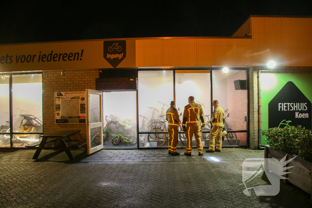 Mistgenerator zet fietsenwinkel vol rook