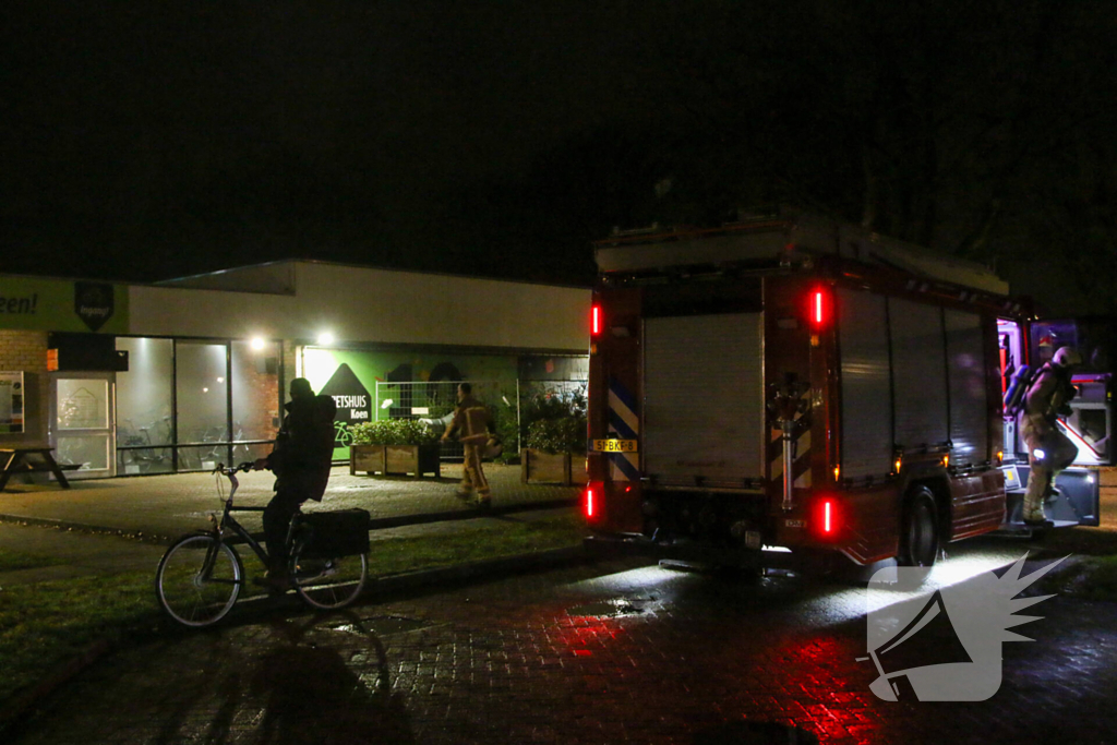 Mistgenerator zet fietsenwinkel vol rook