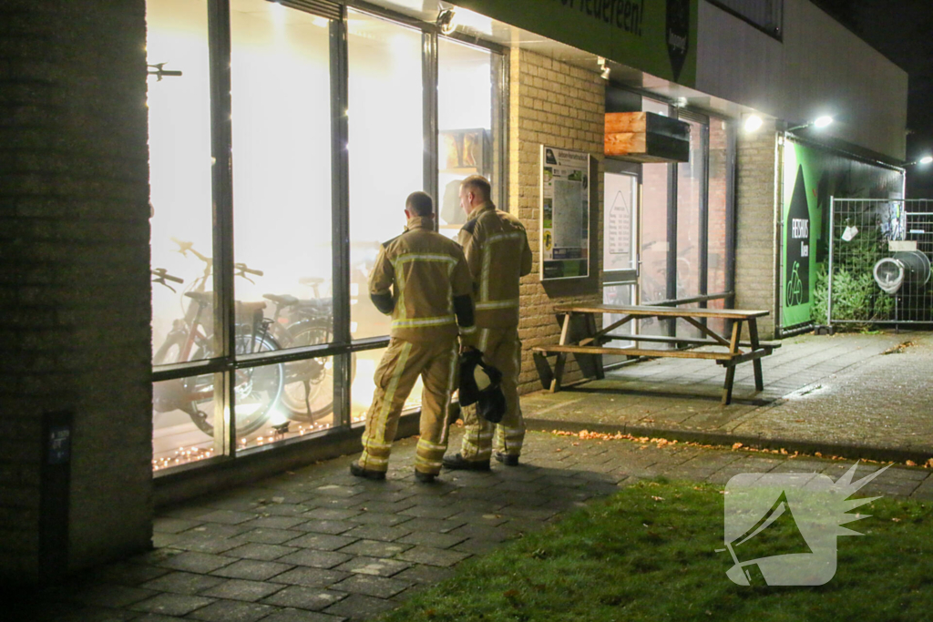 Mistgenerator zet fietsenwinkel vol rook