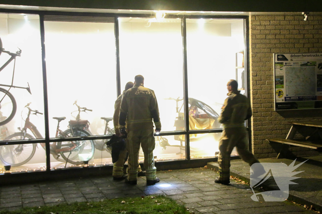 Mistgenerator zet fietsenwinkel vol rook