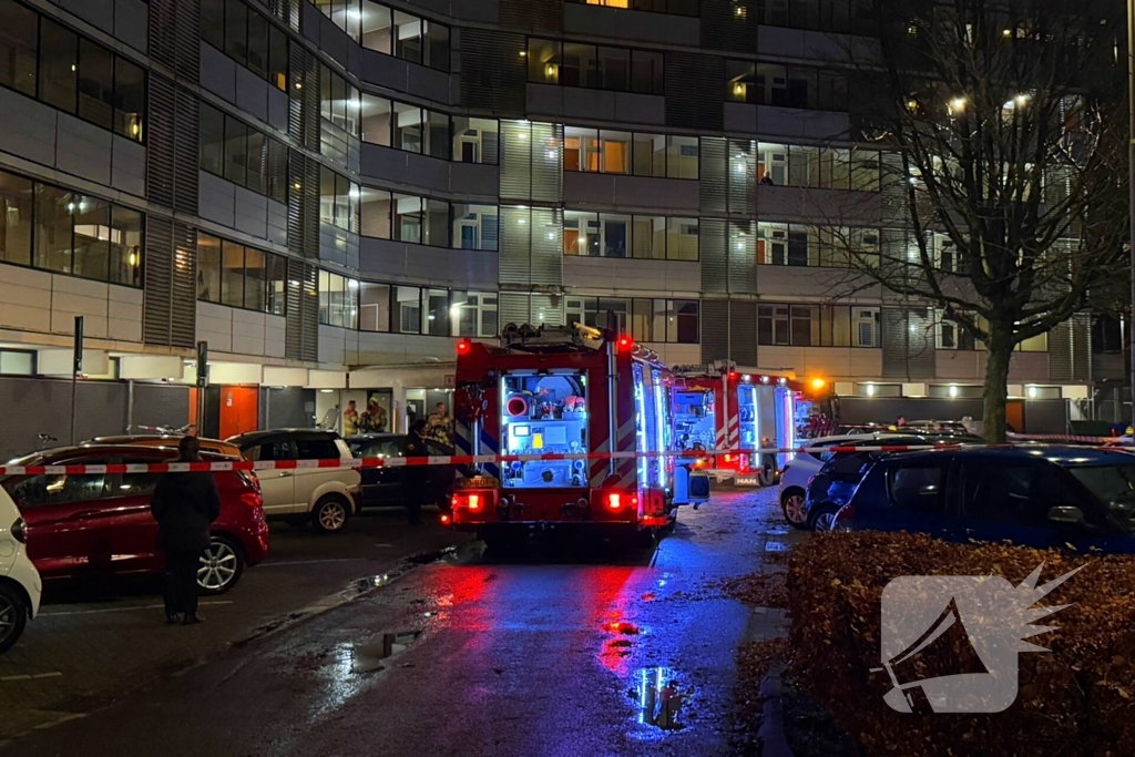 Scooter vat vlam in hal van flat