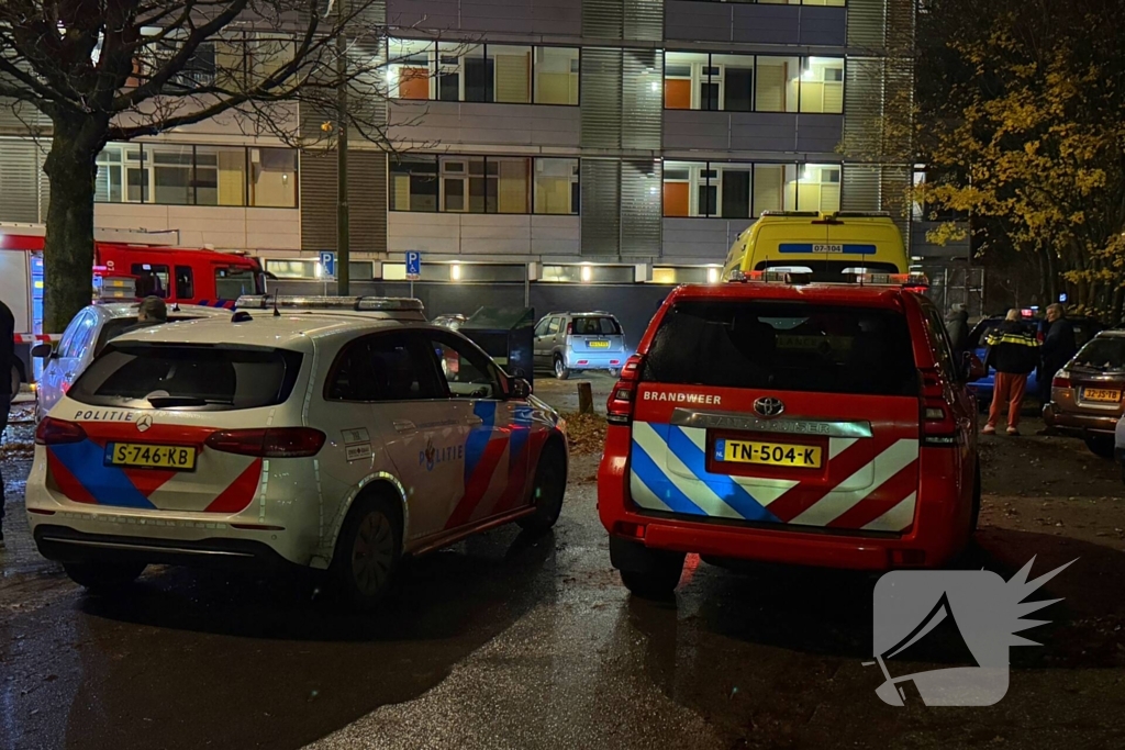 Scooter vat vlam in hal van flat