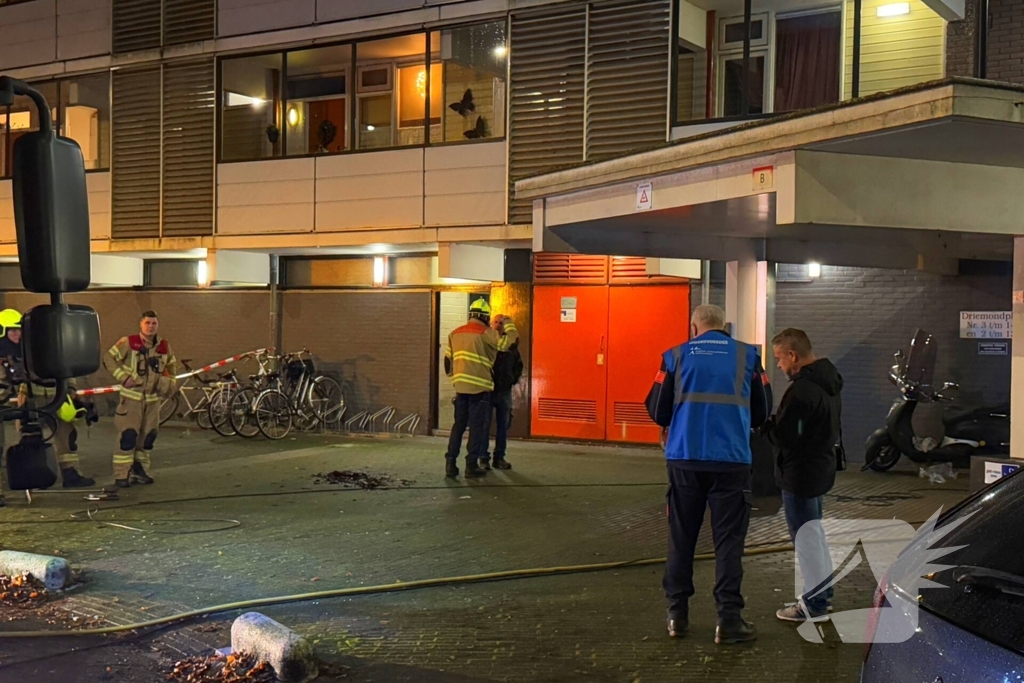 Scooter vat vlam in hal van flat