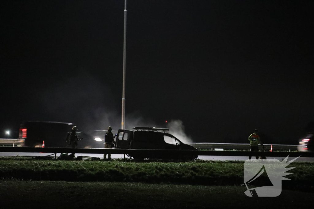 Bestelbus vliegt in brand op snelweg