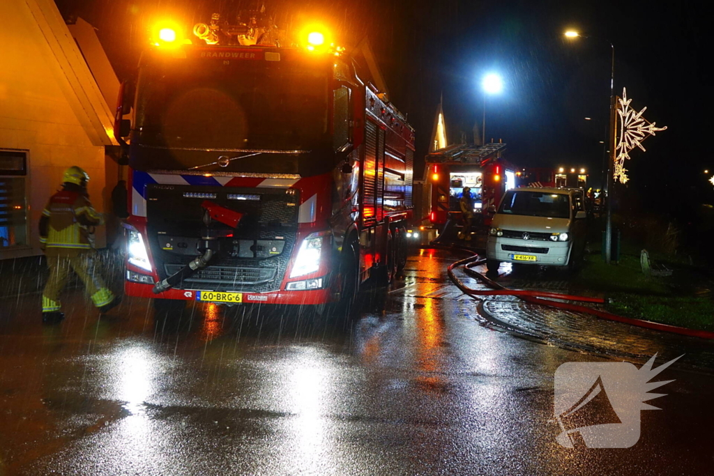 Grote brand in rietgedekte stolpboerderij