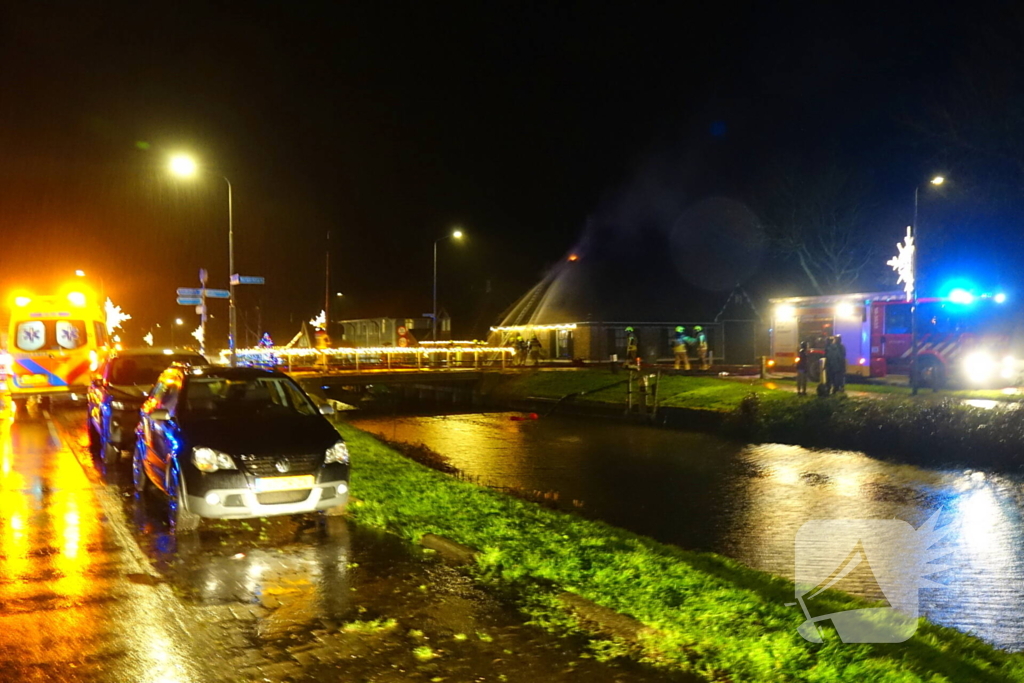 Grote brand in rietgedekte stolpboerderij