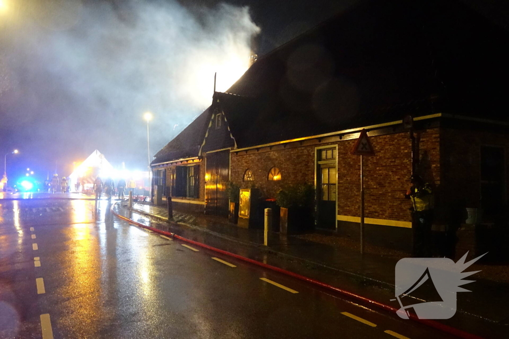 Grote brand in rietgedekte stolpboerderij