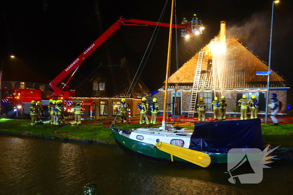 Grote brand in rietgedekte stolpboerderij