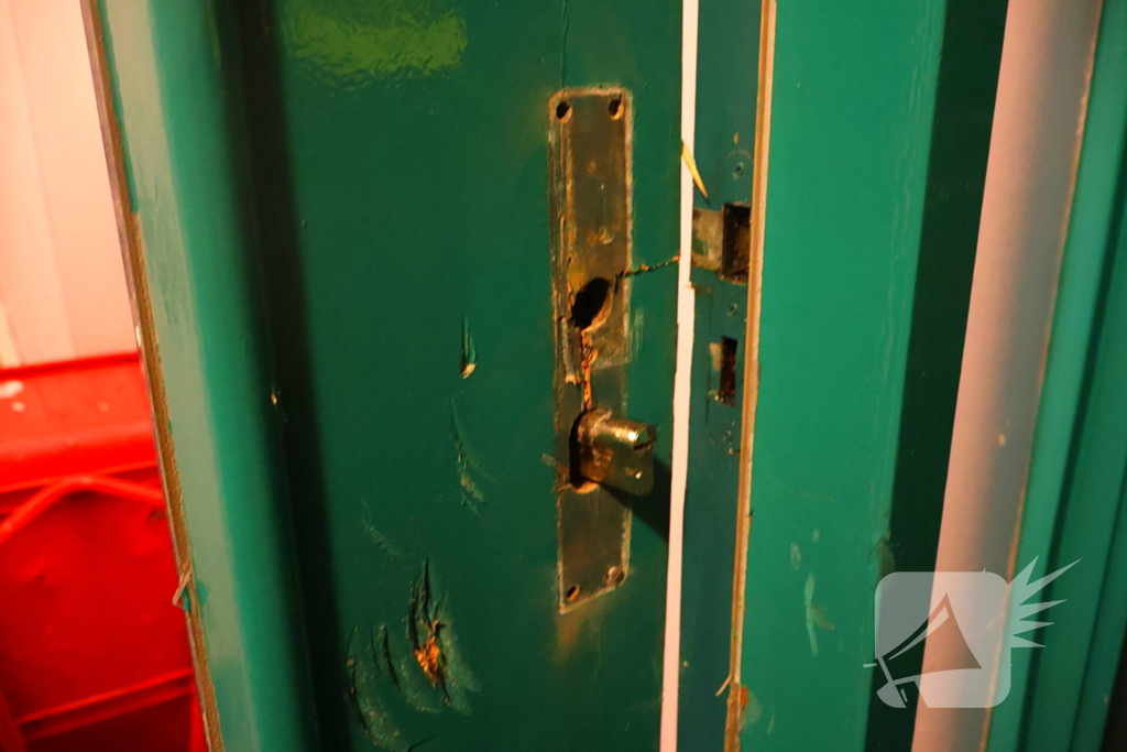 Brandweer ramt deur open vanwege afgaande melder