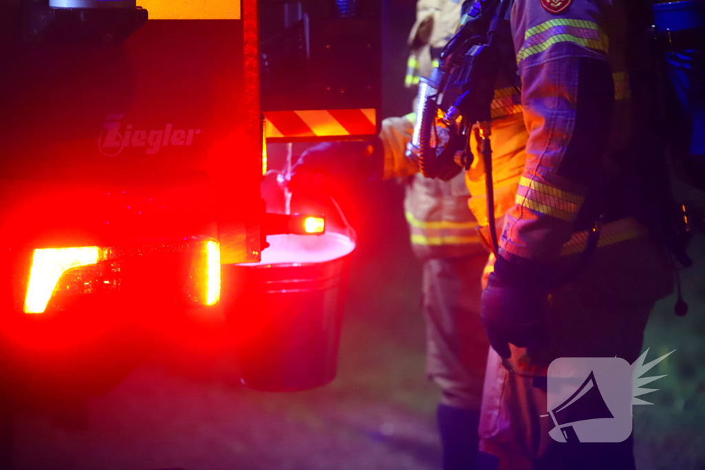 Brand in schoorsteen van woning met rieten kap