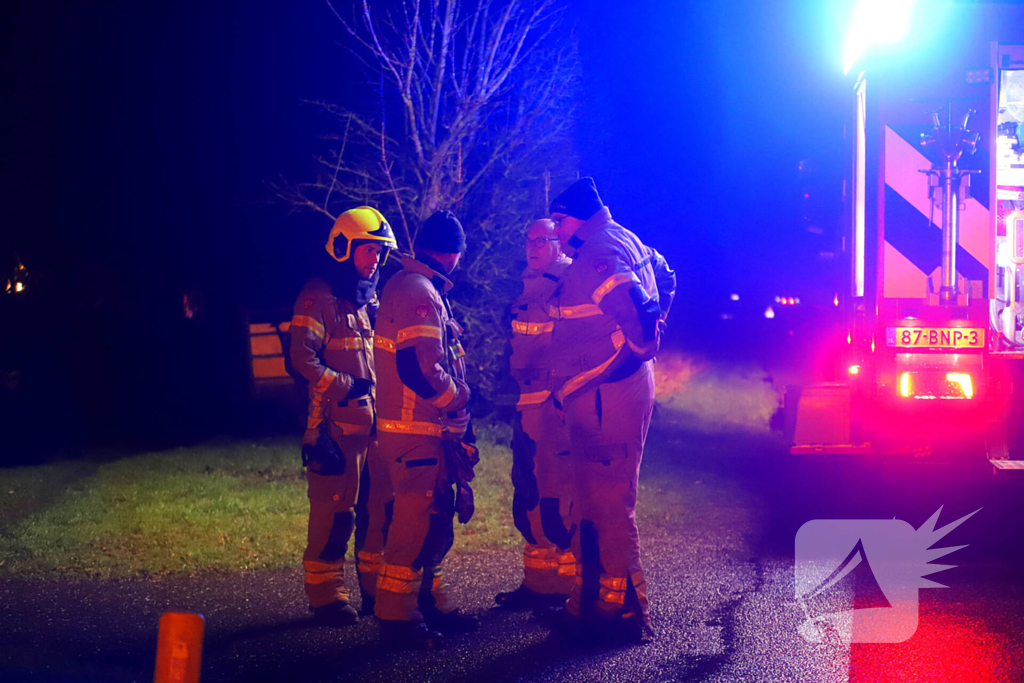 Brand in schoorsteen van woning met rieten kap
