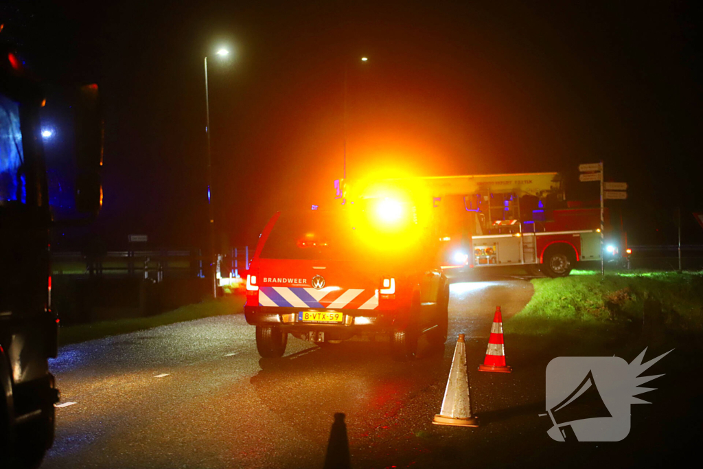 Brand in schoorsteen van woning met rieten kap