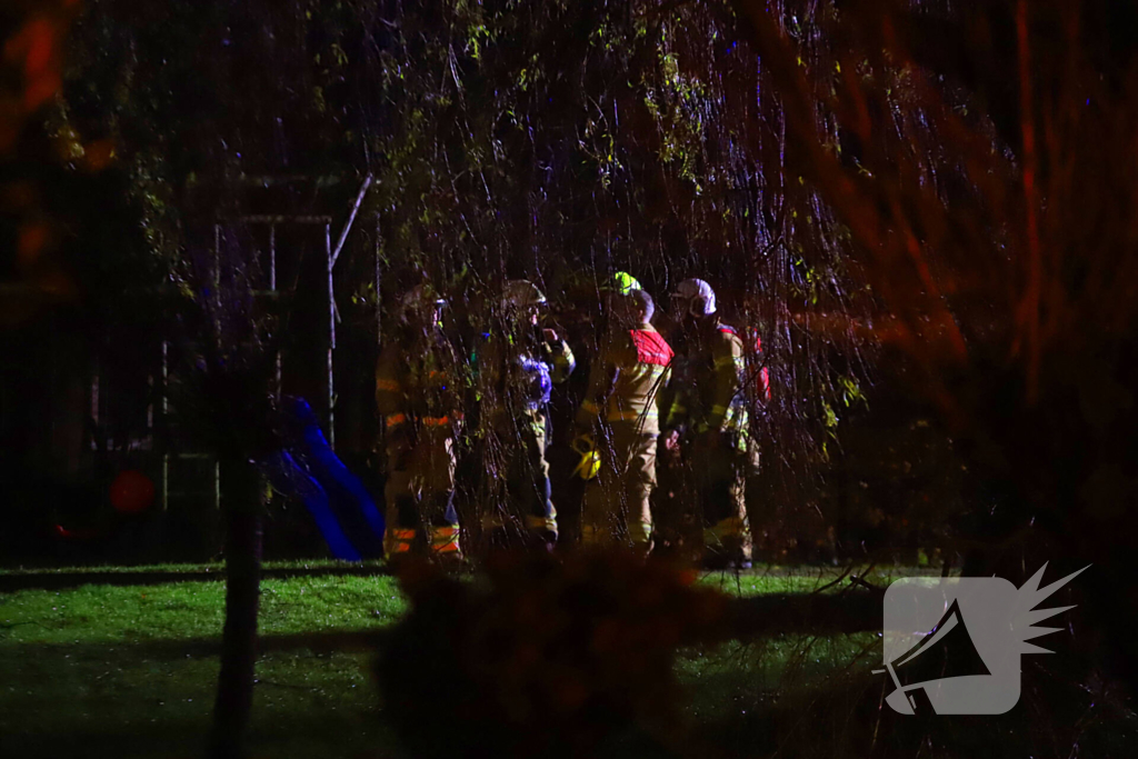 Brand in schoorsteen van woning met rieten kap