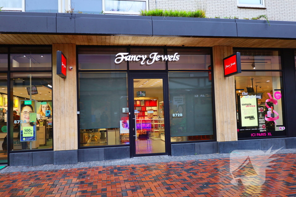 Politie onderzoekt overval op juwelier