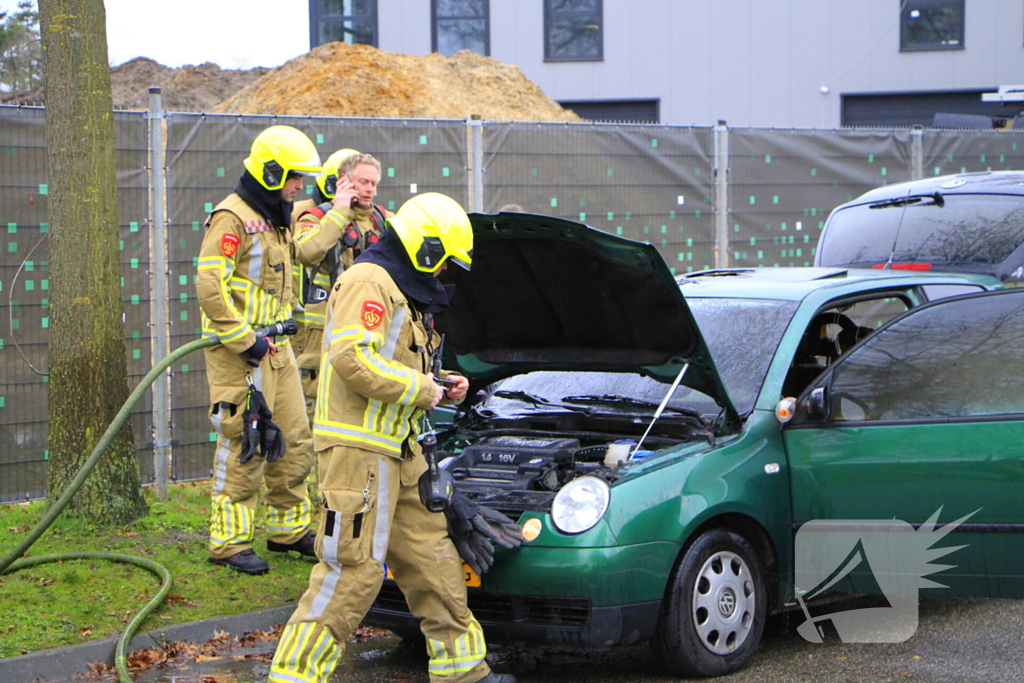 Vrachtwagen van rioolbedrijf blust autobrand