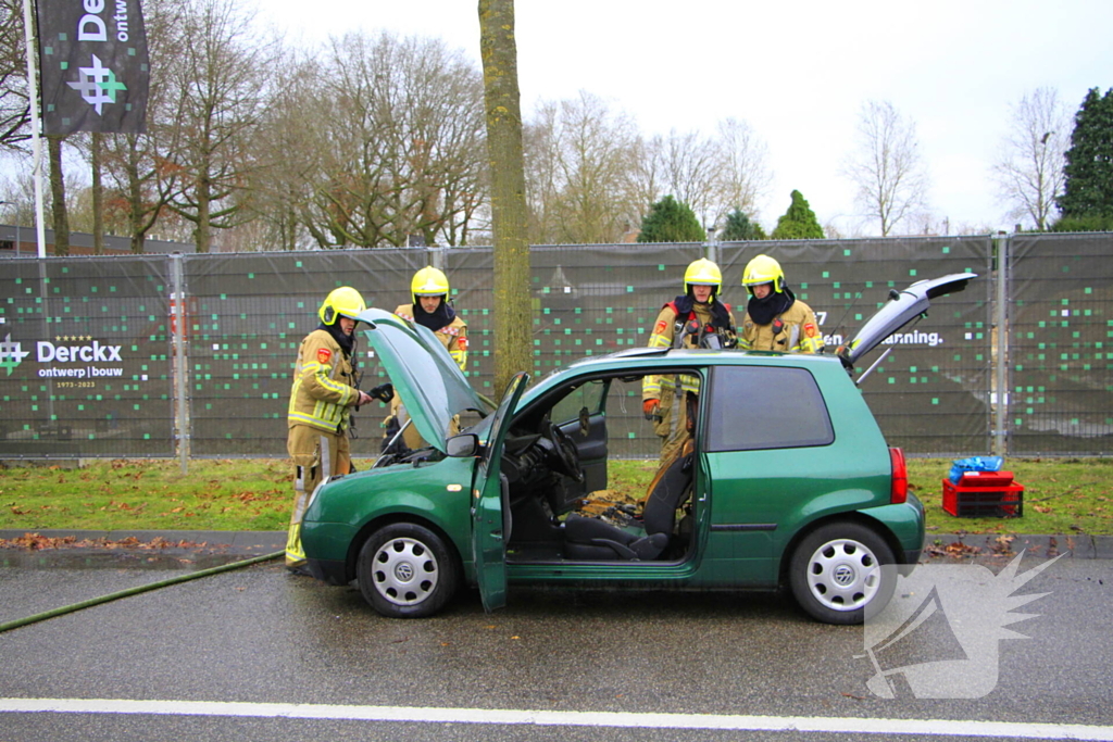 Vrachtwagen van rioolbedrijf blust autobrand
