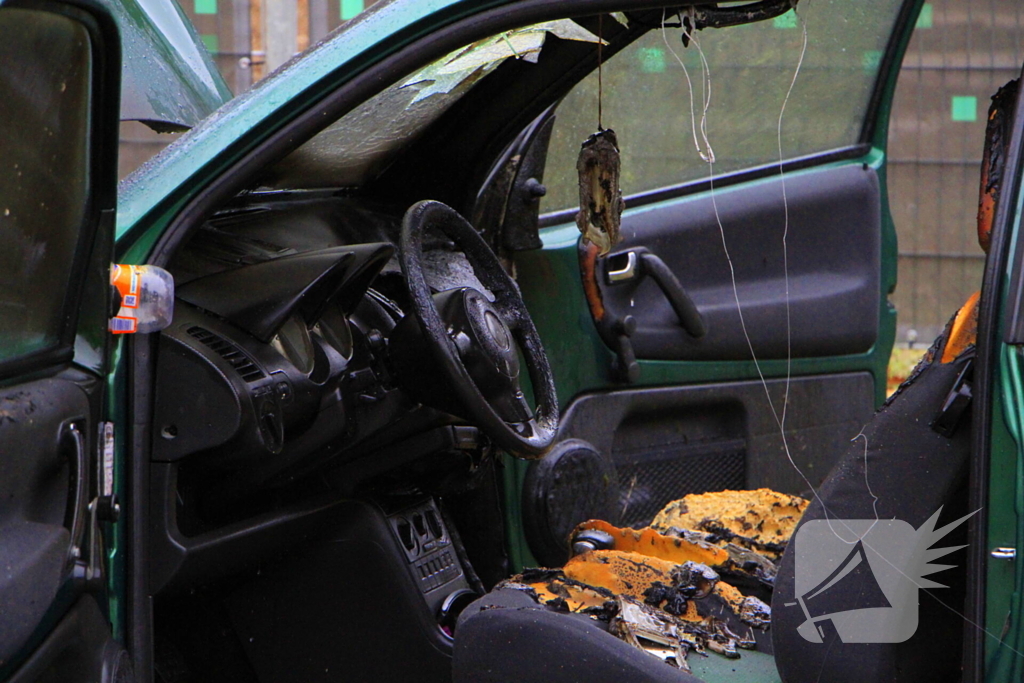 Vrachtwagen van rioolbedrijf blust autobrand