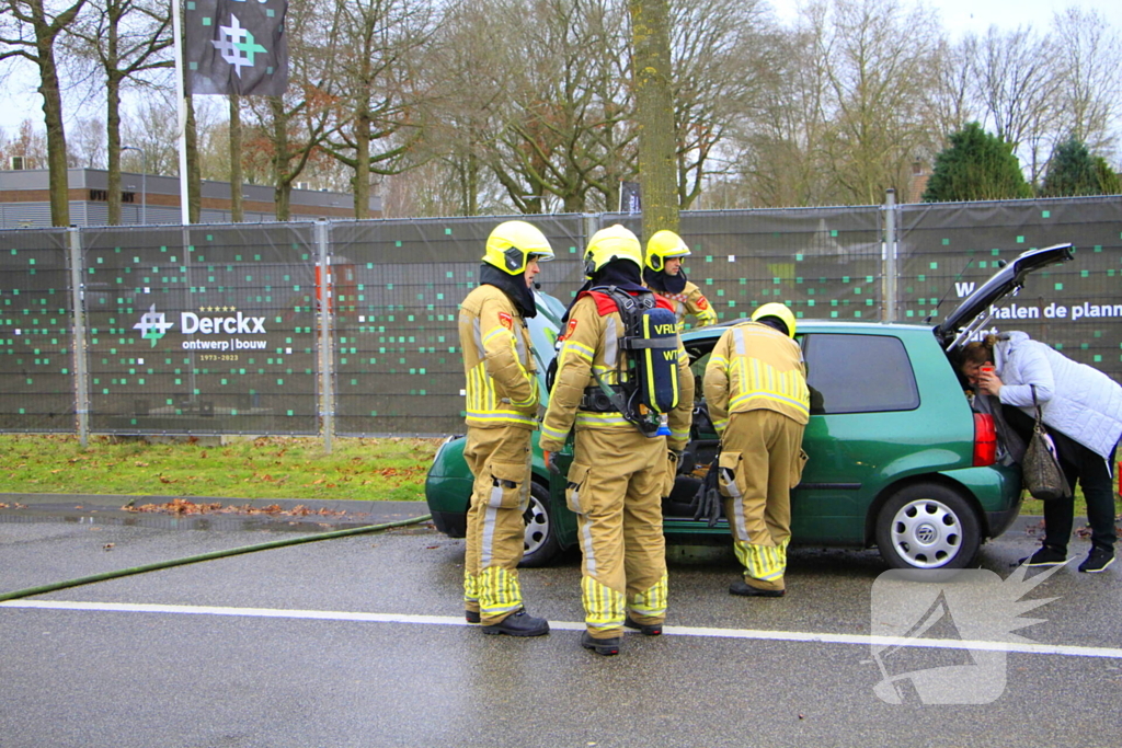 Vrachtwagen van rioolbedrijf blust autobrand