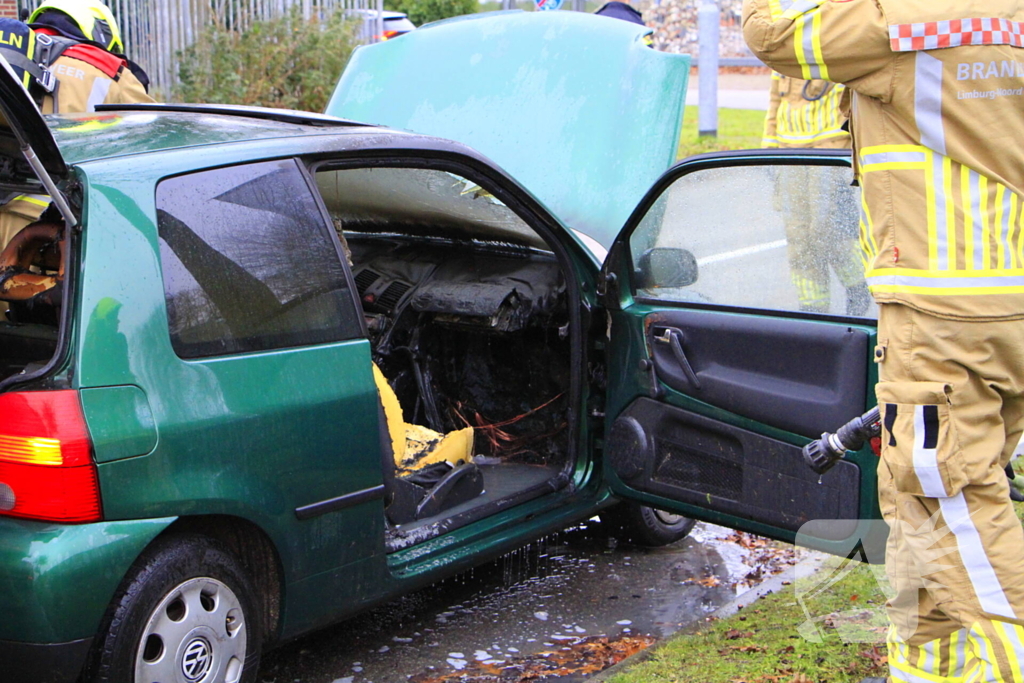 Vrachtwagen van rioolbedrijf blust autobrand