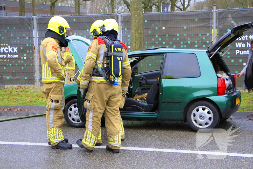 Vrachtwagen van rioolbedrijf blust autobrand