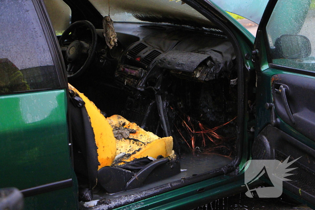 Vrachtwagen van rioolbedrijf blust autobrand